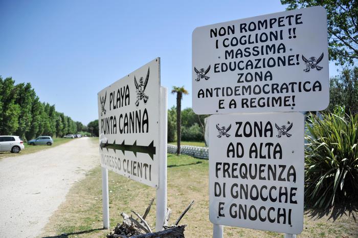 Lido fascista, indagato Gianni Scarpa. Salvini lo difende: "Ma lasciate lavorare la gente!"