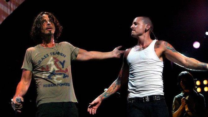 Chester Bennington è morto nel giorno del compleanno di Chris Cornell, e quella lettera...