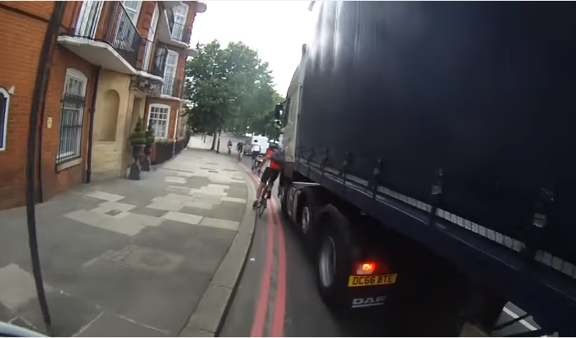 Ciclista rischia di essere investito dal tir: il camionista scende e...