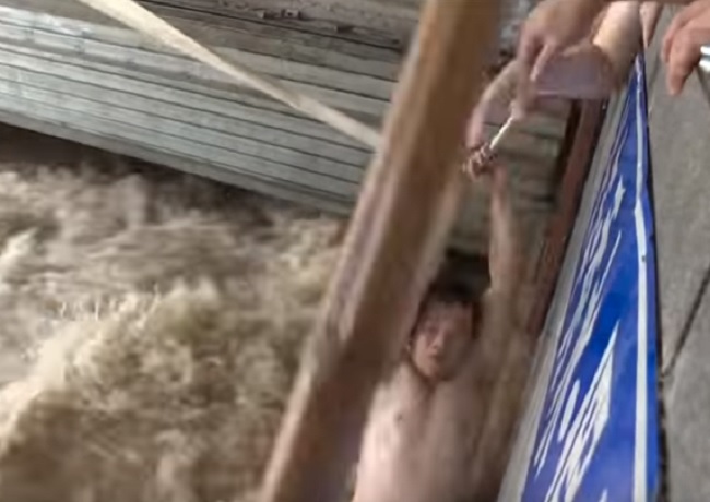 YOUTUBE Uomo intrappolato dall'acqua in un garage: eroico salvataggio