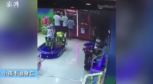 YOUTUBE Bimbo di due anni muore incastrato sotto le ruote del trenino