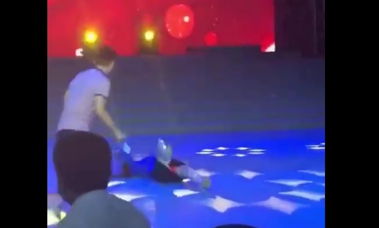 Cina, presentatrice sviene in diretta: cade a terra e mostra....