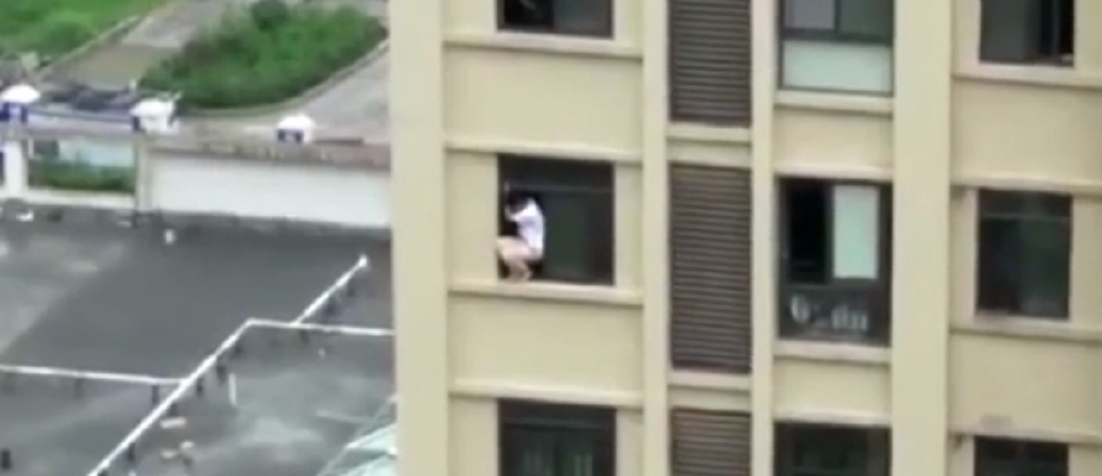 Cina, minaccia di buttarsi di sotto: pompiere lo salva così