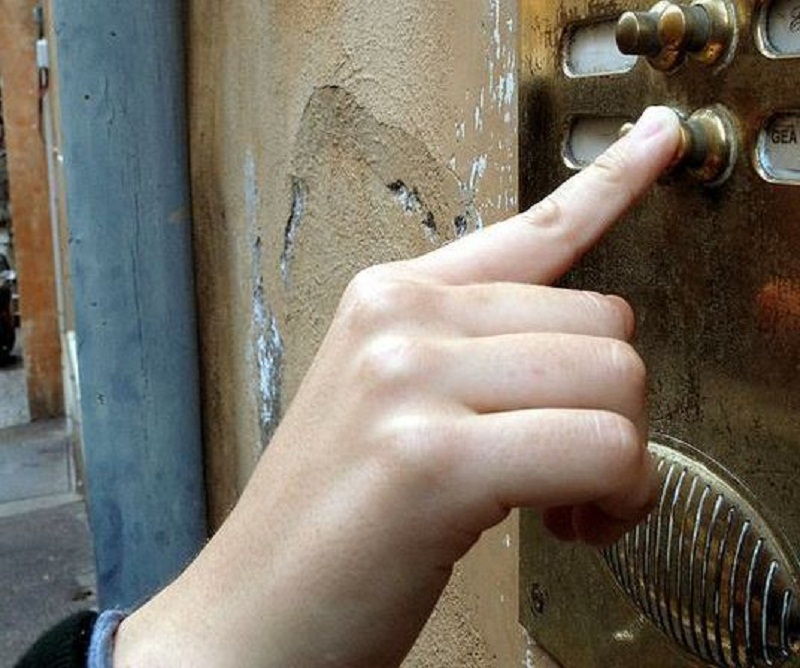 Ostia, il cartello sul cancello avvisa: "Citofono rotto, fate caciara"