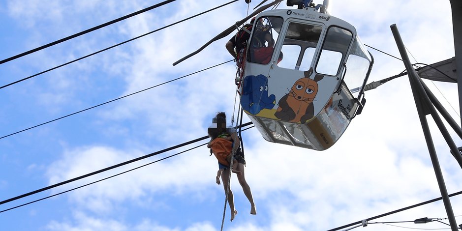 Passeggeri bloccati nella funivia, vigili dei fuoco li salvano con le corde