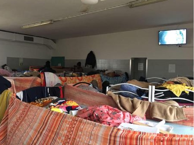 Migranti protestano contro l'arrivo di nuovi profughi a Cona (Venezia)