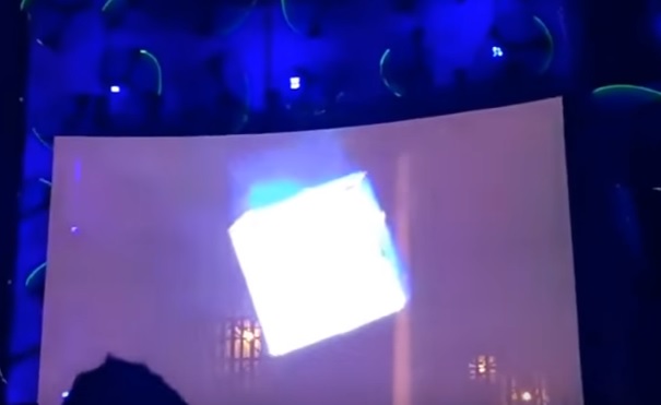 YOUTUBE Green Day, acrobata precipita e muore durante il concerto VIDEO