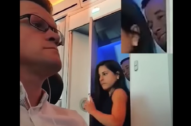 YOUTUBE Coppia troppo focosa beccata nel bagno dell'aereo...