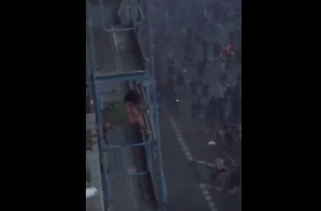 YOUTUBE Coppia ha un rapporto durante gli scontri al G20 di Amburgo