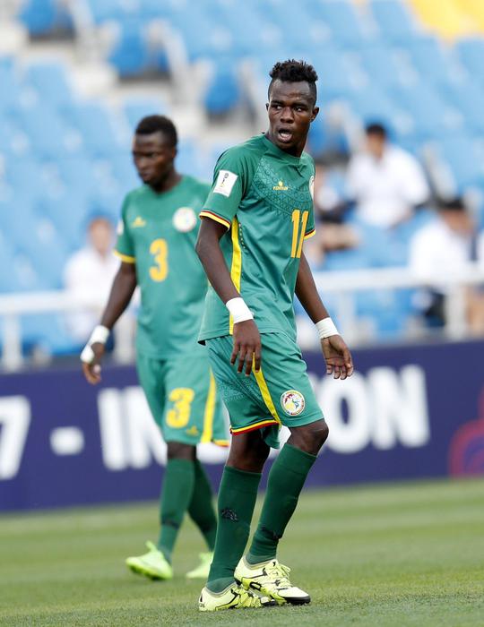 Senegal, scontri tra tifosi allo stadio di Dakar. Crolla il muro: 8 morti e decine di feriti