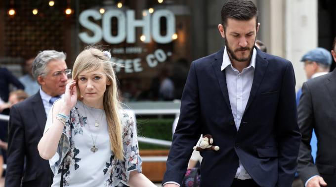 Charlie Gard, minacciati di morte i medici che vogliono staccare la spina