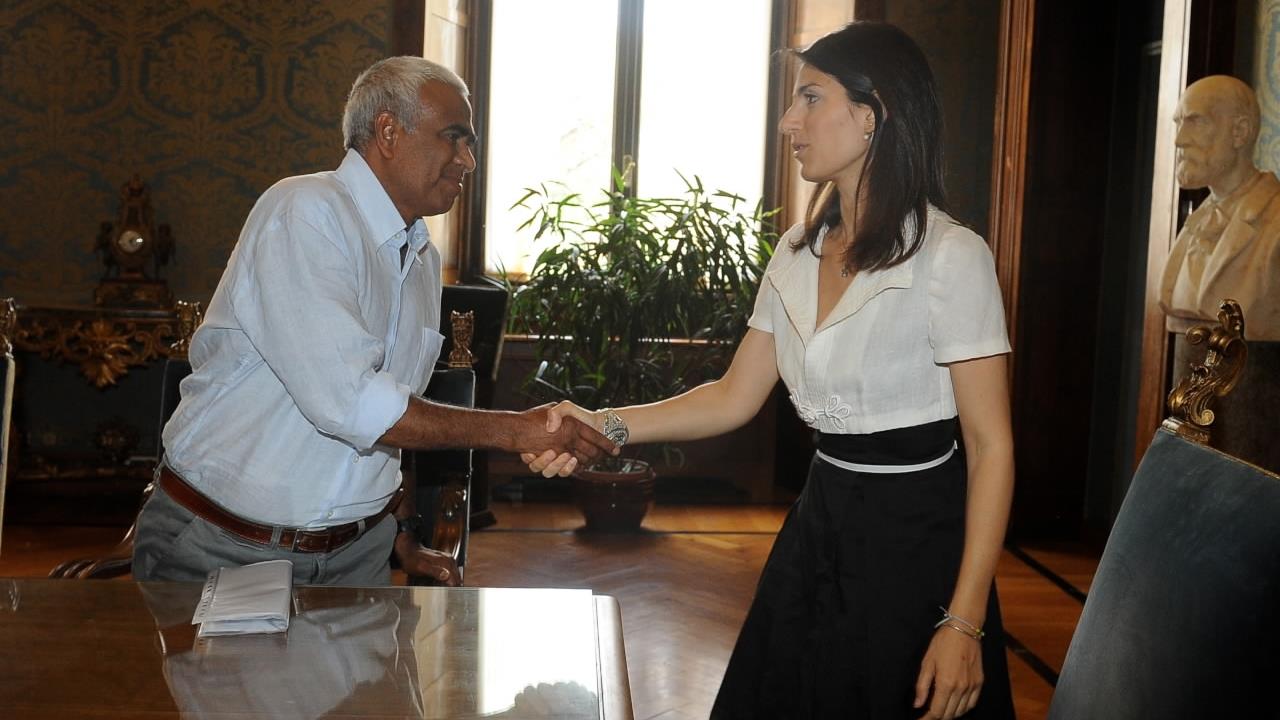 YOUTUBE Virginia Raggi riceve il bengalese aggredito a Tor Bella Monaca: "Io lì non ci torno"
