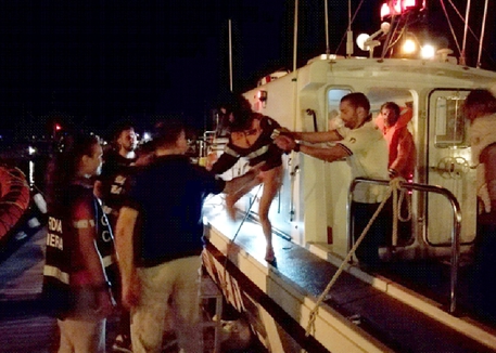 A 12 anni parla con la Guardia Costiera e riesce a far salvare i naufraghi