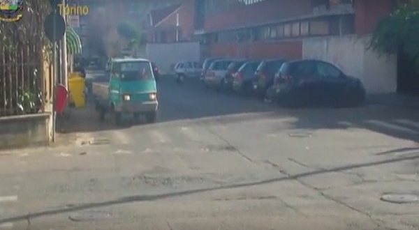 Falso cieco di Ciriè (To) si frega 100mila euro di pensione. Guardalo mentre guida, legge (VIDEO)