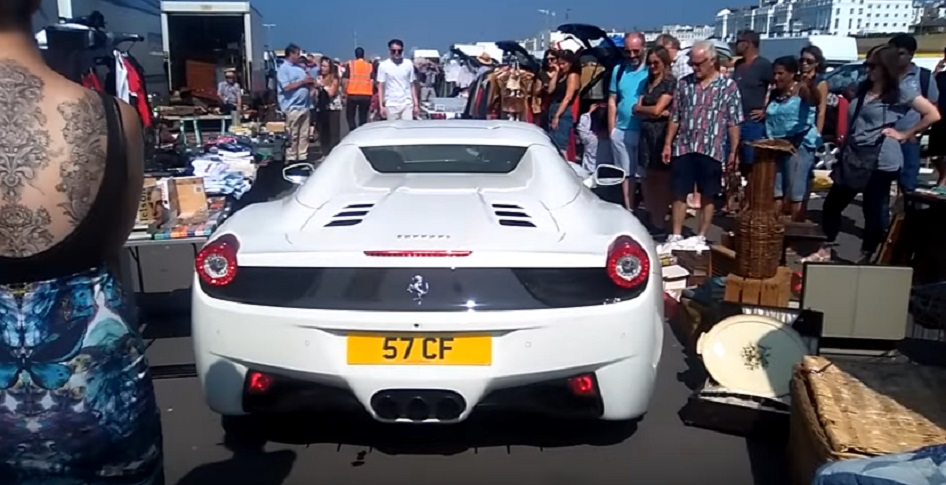 Ferrari in sosta nel divieto di sosta: la mattina dopo la ritrova in mezzo al mercatino