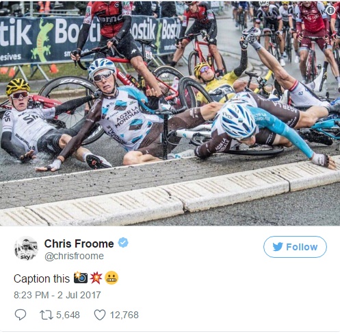 Tour de France, gruppo in testa scivola sulla strada bagnata