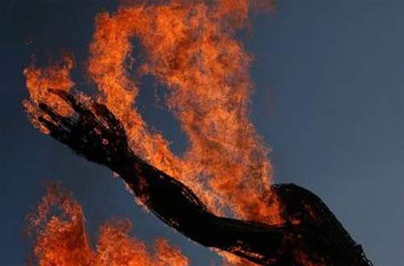 Pakistan. Picchia la moglie, lei sviene: lui la crede morta e le dà fuoco