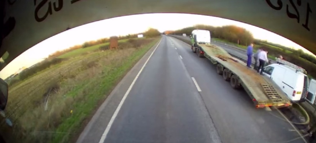 Sviene alla guida: camionista eroe gli salva la vita così