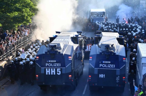 Amburgo, scontri tra manifestanti anti-G20 e polizia