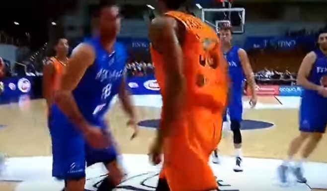 Gallinari, che follia! Pugno all'avversario, mano rotta e addio europeo di basket