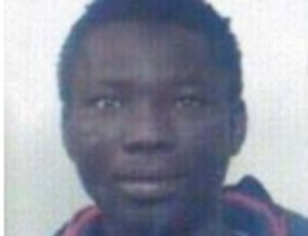 Roma, tira bottiglia e sasso a un uomo: lo sfigura, ma è subito libero