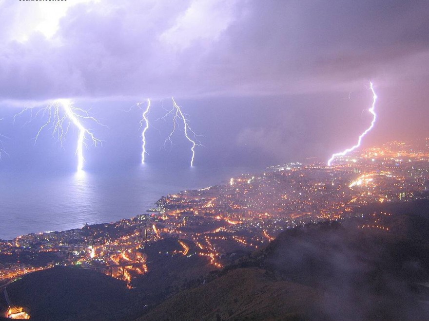 Maltempo Liguria, violento nubifragio nella notte. Migliaia di fulmini su Genova e Savona