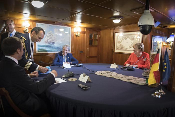 Gentiloni incontra Merkel e Macron: "Sui migranti progressi ma non è abbastanza"