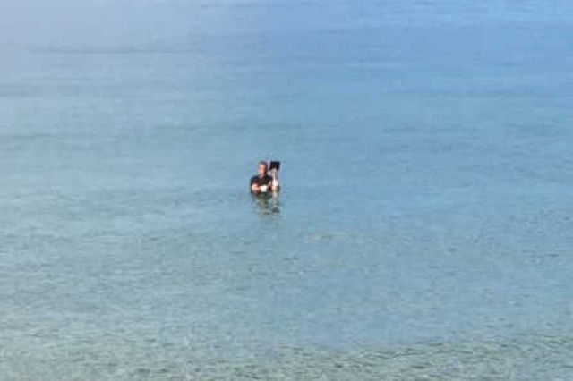 Bardolino, aggredisce testimone di Geova. Poi si tuffa nel lago e inneggia alla Madonna