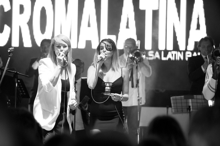 Gessica Notaro canta sul palco di Grancaribe con Croma latina