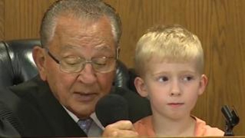 YOUTUBE Papà compare in tribunale: il giudice chiede al figlioletto di decidere la pena