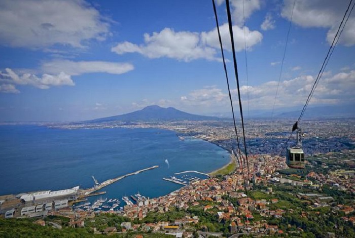 Tre diportisti dispersi nel Golfo di Napoli: due ritrovati vivi su zattera salvataggio