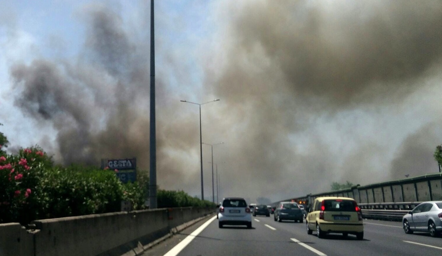 Roma, incendio sul Gra: chiusa uscita 23, traffico deviato sulla Via Appia. Code lunghissime