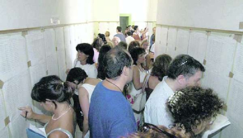 Scuola, 700 mila aspiranti supplenti si iscrivono alle graduatorie. Ma il sito del Miur è in tilt