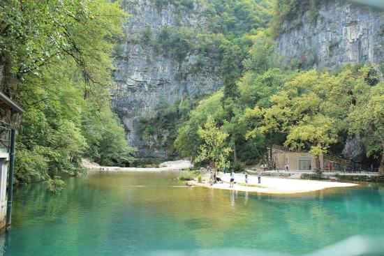 Grotte di Oliero, durante riprese Rai scivola e batte la testa: è grave