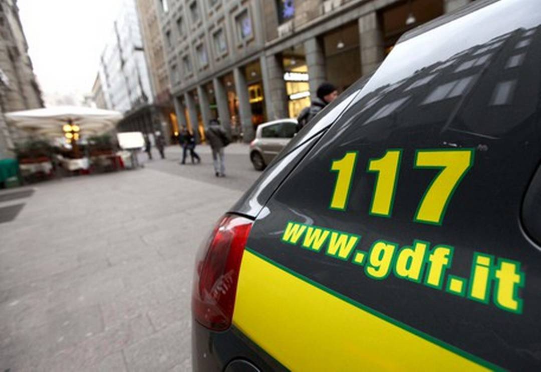 Verona, ex pilota di rally fugge da posto di blocco e scatta folle inseguimento