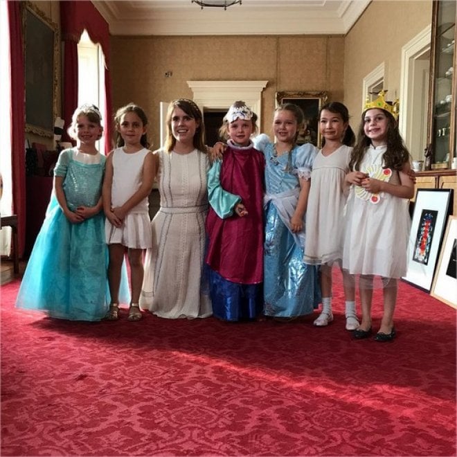 Harper Beckham, compleanno da principessa a Buckingam Palace. Ma è polemica01