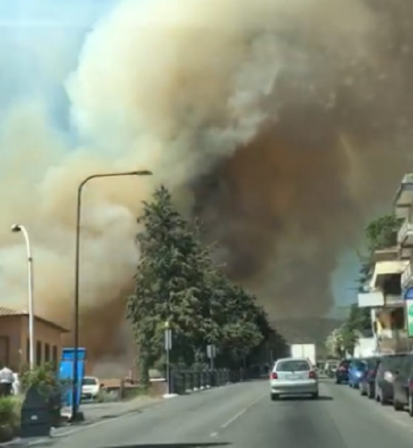 Tivoli, fiamme distruggono il centro di accoglienza. Tiburtina chiusa