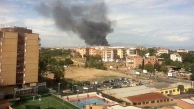 Roma, incendio a Pietralata: due ustionati, uno è grave. Diverse esplosioni