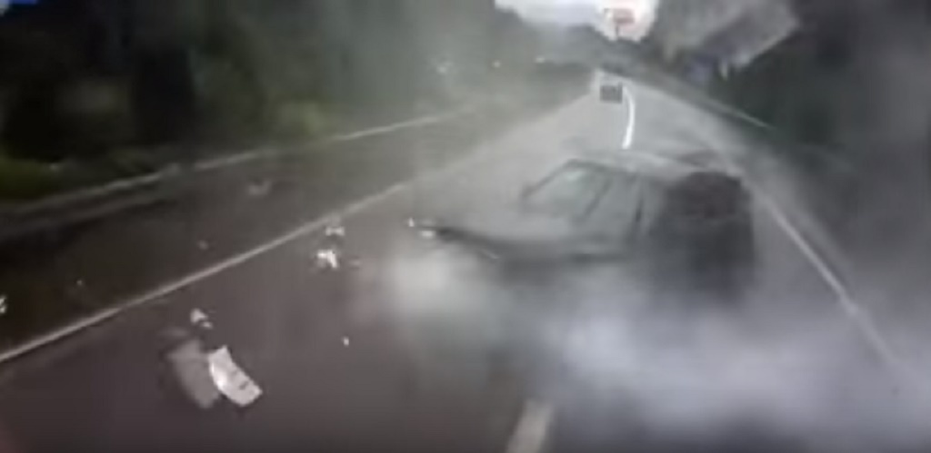 Non indossa cintura: finisce fuori da abitacolo dal vetro posteriore durante incidente