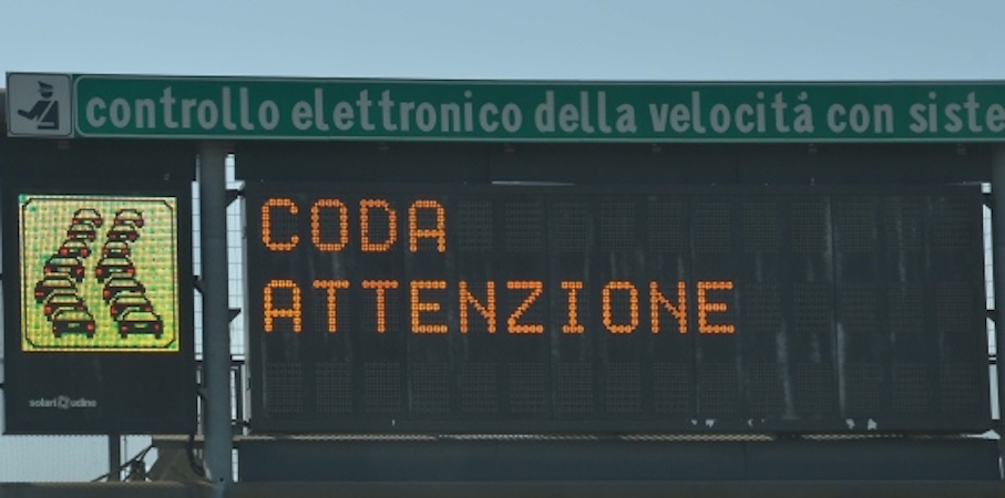 Incidente sulla A4, tamponamento moto e auto: fino a 8 km di coda