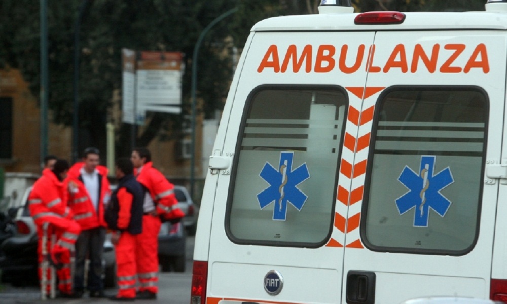Pavia, auto finisce nel canale: due morti