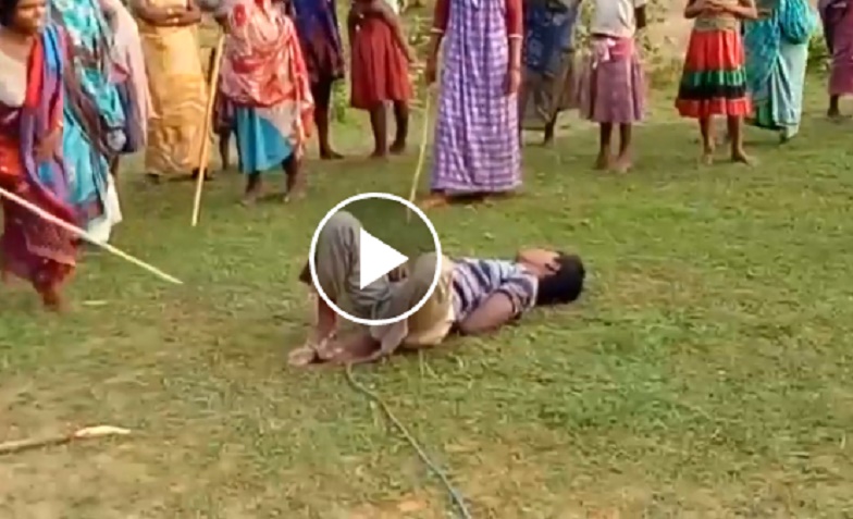 India, accusato di violenze: preso a bastonate dalle donne del villaggio VIDEO