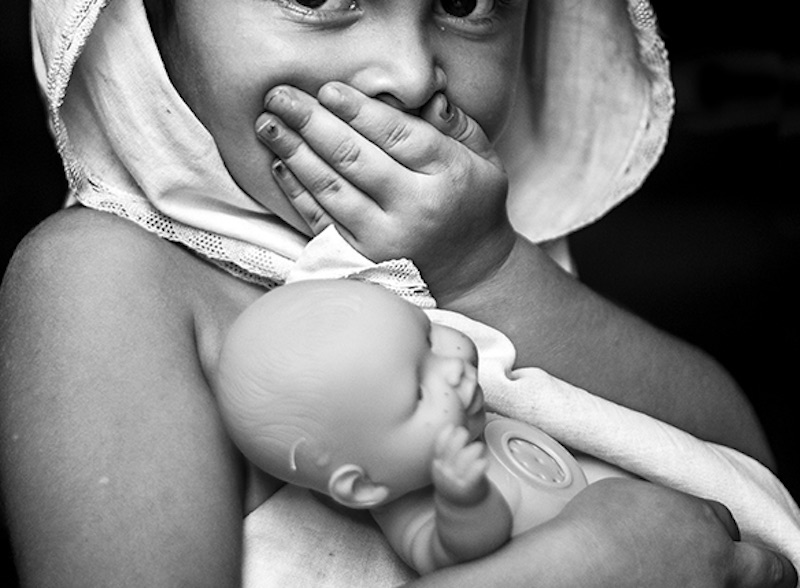 India, bimba di 10 anni incinta: lo zio l'ha violentata. Alta Corte vieta l'aborto