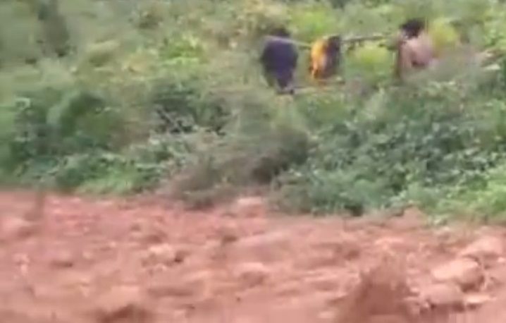 India, sta per partorire: parenti la trasportano in ospedale così per 16 chilometri