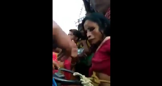 India. Donna spogliata, rasata, torturata e lasciata morire. "Ha rapito una bimba"