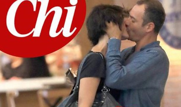 Isoardi bacia un altro, e Salvini? Sul web: "Signorini ha chiesto il permesso a Berlusconi?"