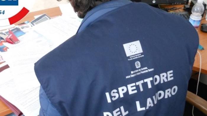 Livorno: carabiniere Ispettorato Lavoro approfittava delle donne in cambio di favori