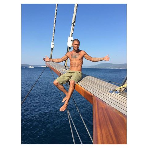 Jeremy Meeks torna a casa dalla fuga con la miliardaria e...la moglie non lo fa entrare