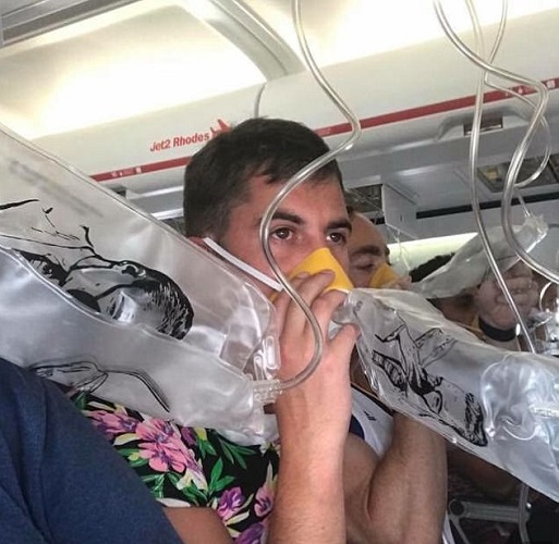 Maschere a bordo e atterraggio di emergenza su volo