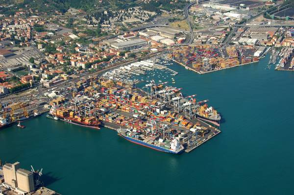 La Spezia, uomo urina in strada: coppia lo picchia, i Carabinieri lo multano